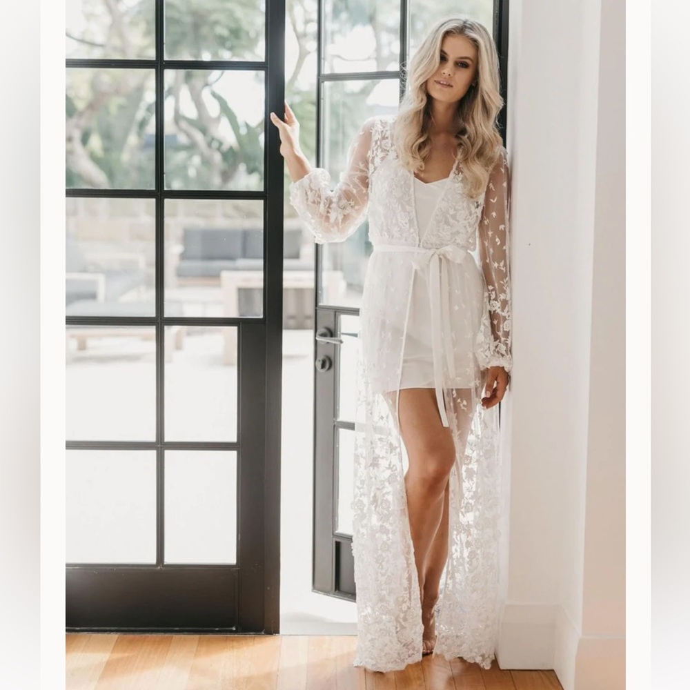 Le Rose Adele White Lace Bridal Robe